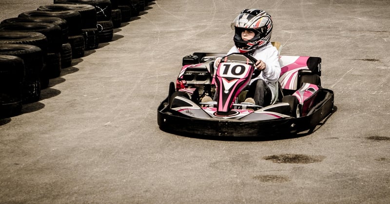 Comment doser l’accélération en sortie de virage au kart sans perdre de temps