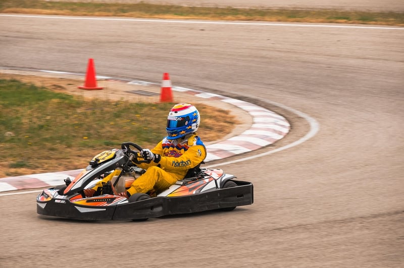 Vivez le karting en famille : une aventure ludique et éducative en 2026 !